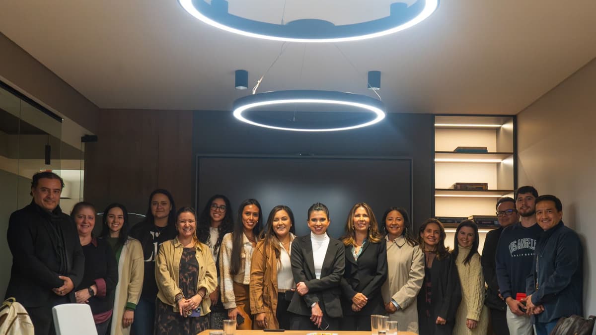 Equipo interdisciplinario de aliados y colaboradores en sesión de trabajo